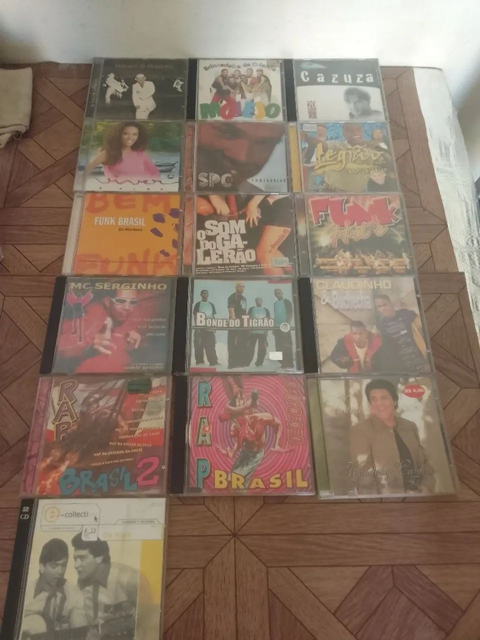 Vendo 29 CDs único preço todos! 16 música popular brasileira e 11 de educação pra surdos!