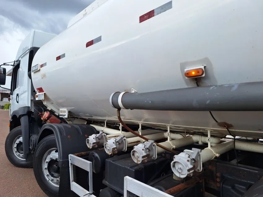 Volkswagem Constallation 30.330 8x2 2016/2017. - Foto 4