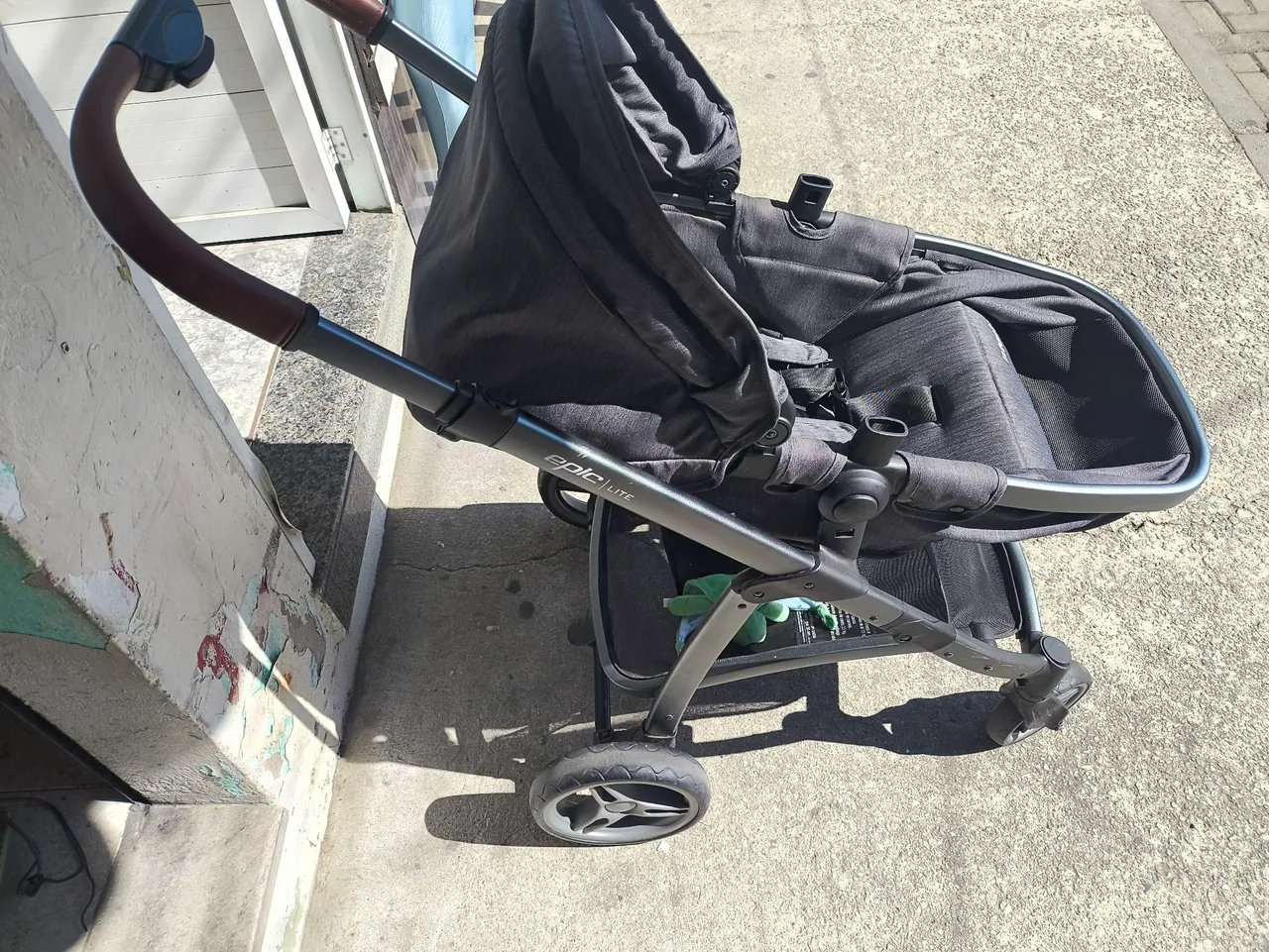 Carrinho de Bebê Epic Lite Cinza