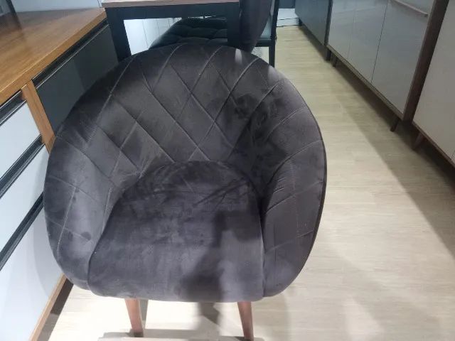 POLTRONA ACOLCHOADA COM PÉS EM MADEIRA MACIÇA 