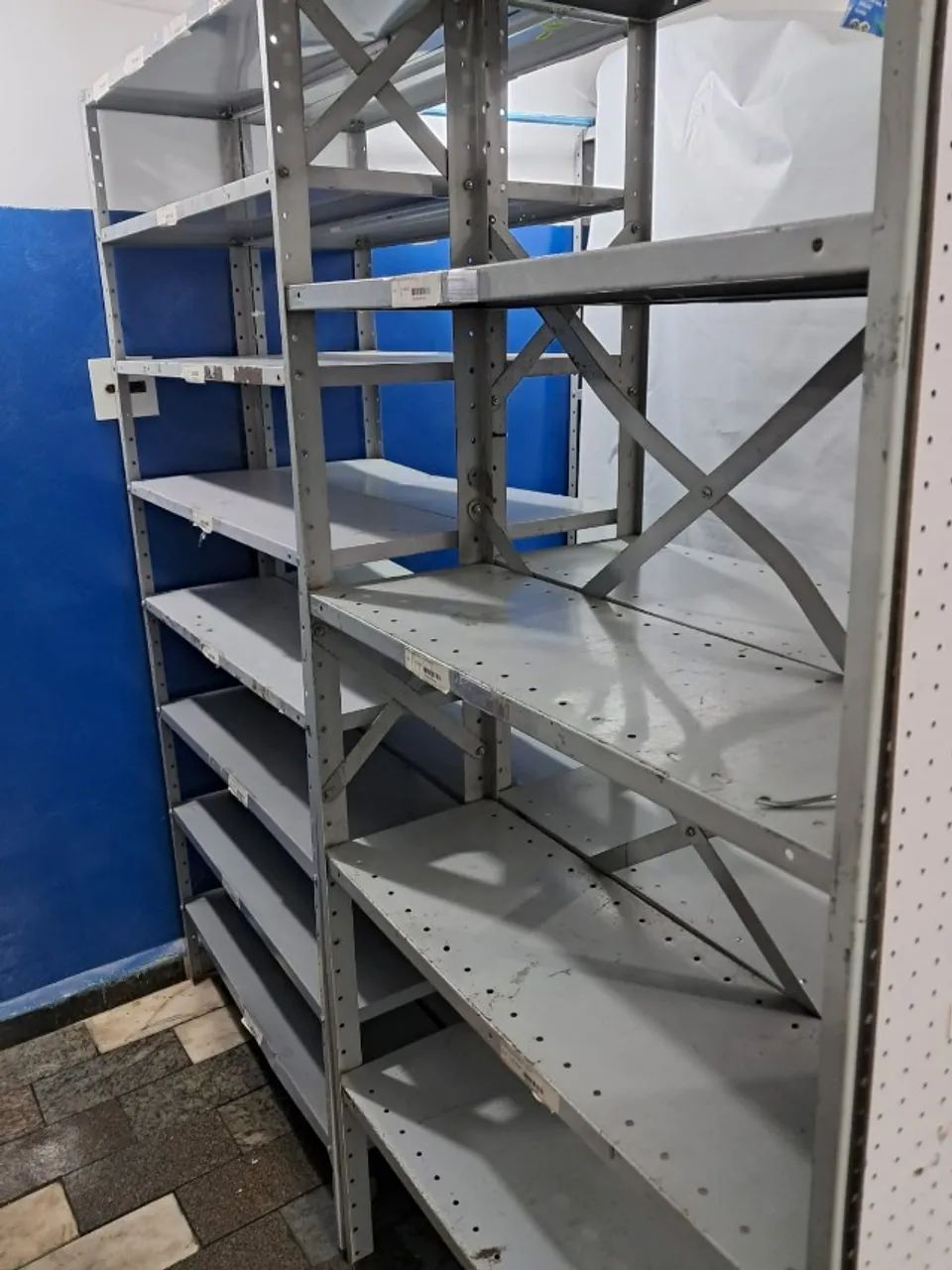 Prateleiras Estantes em aço com bandeja para Loja (Usadas em bom estado) - Foto 3