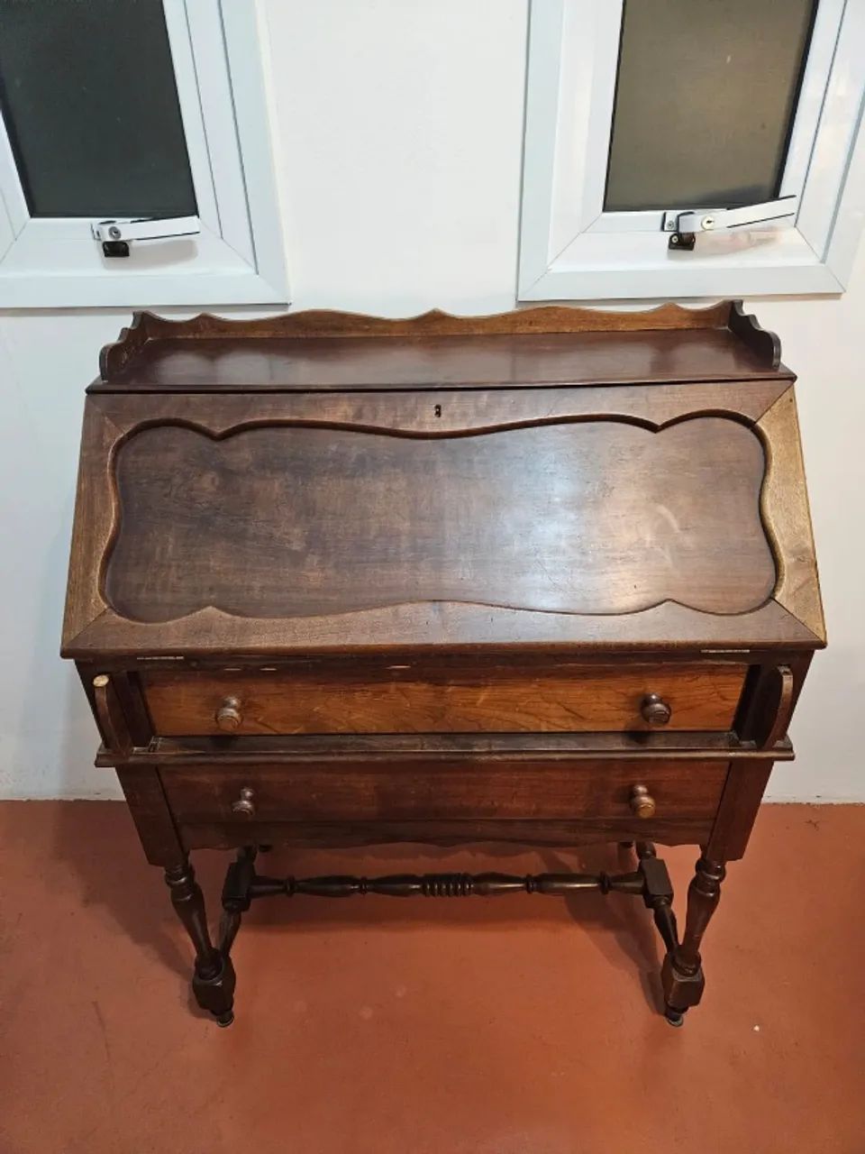 Antiga escrivaninha de madeira - estilo colonial