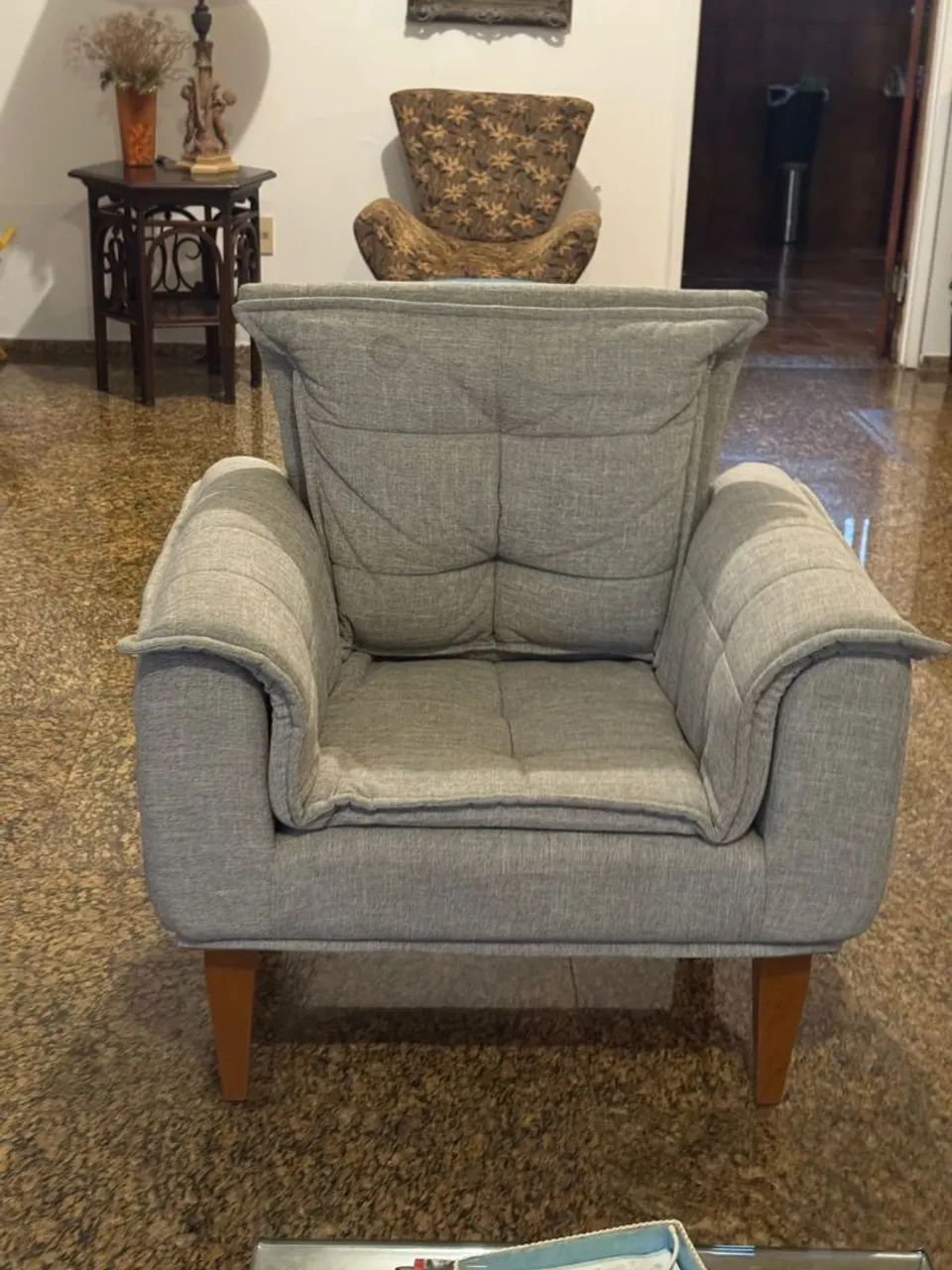 DUPLA DE POLTRONAS EM TECIDO CINZA  - Foto 3