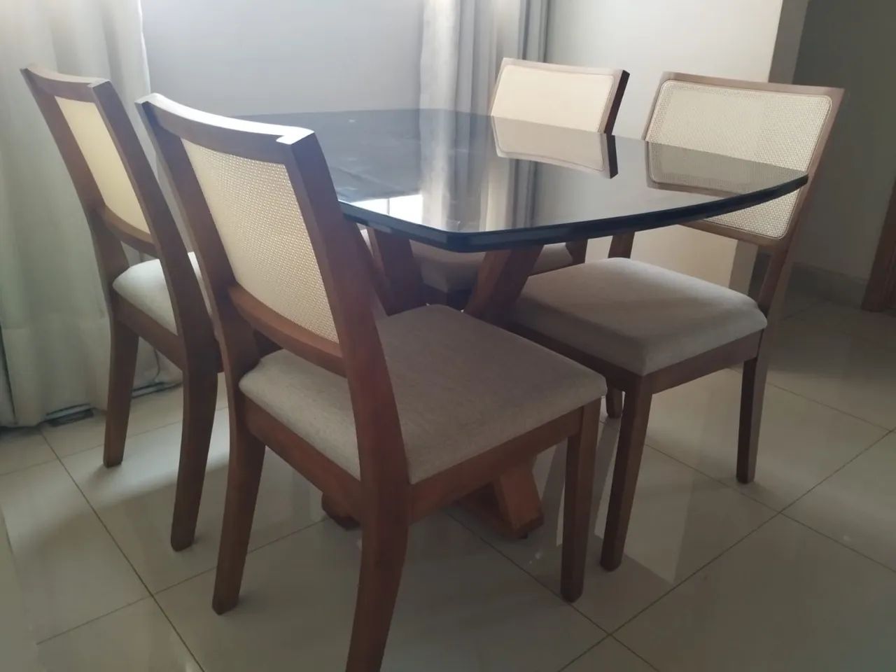 Mesa de jantar com tampo de vidro laqueado e madeira  - Foto 2