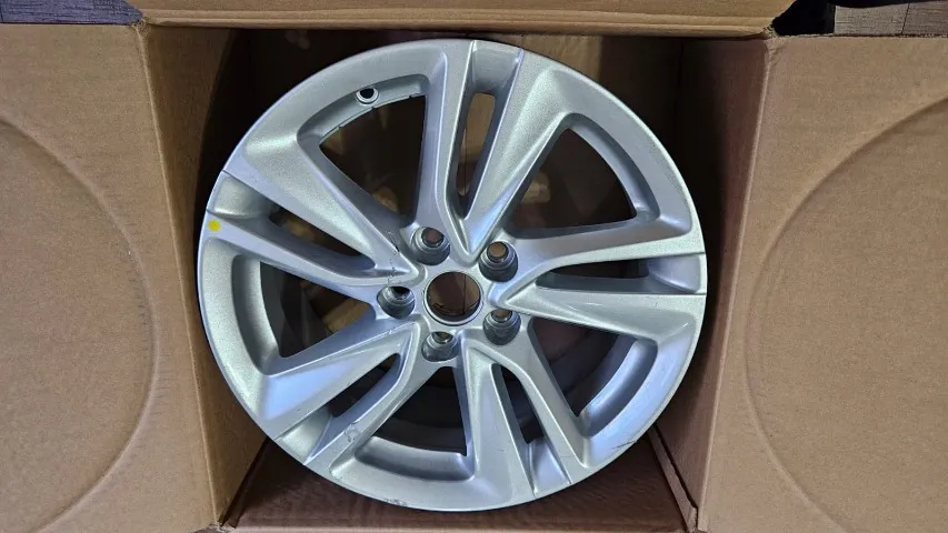 Roda Original Tracker Lt / Ltz, Sem Uso, Aro 16,na Embalagem Prateado