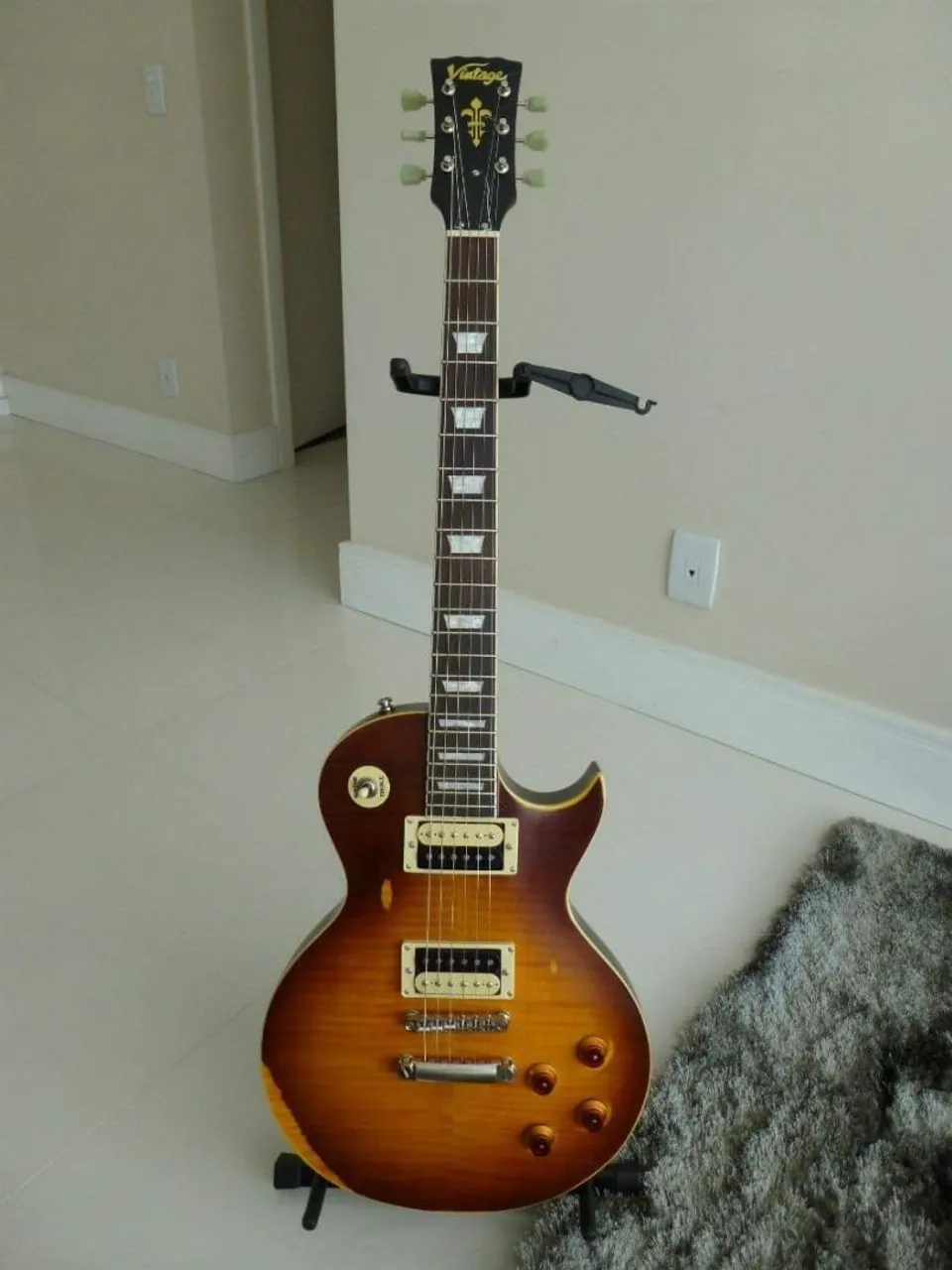 Guitarra Vintage V100 Icon Distressed Tobacco Sunburst Les Paul