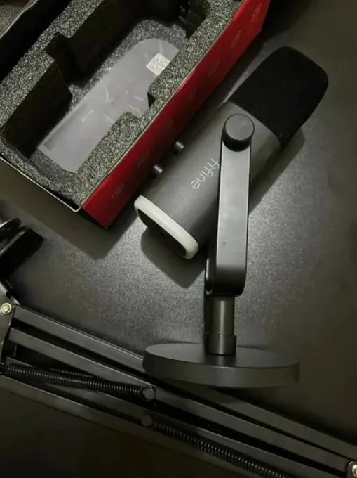 Fifine AM8 acompanha: Braço Articulado e Adaptador para iPhone