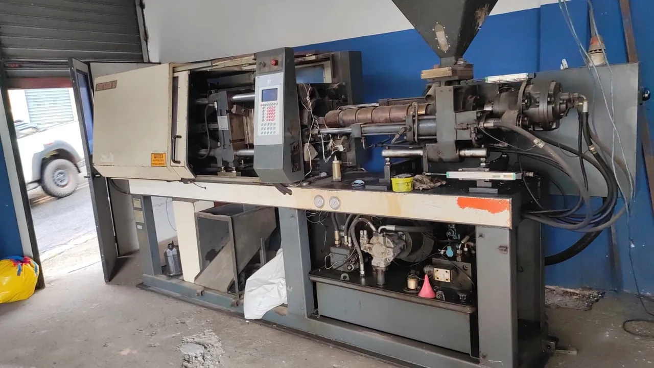 Máquina de Injeção Termoplástica Industrial