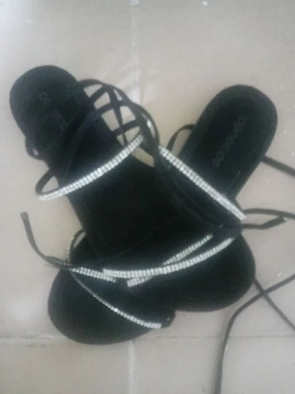 Sandália preta com detalhes em strass - Foto 2