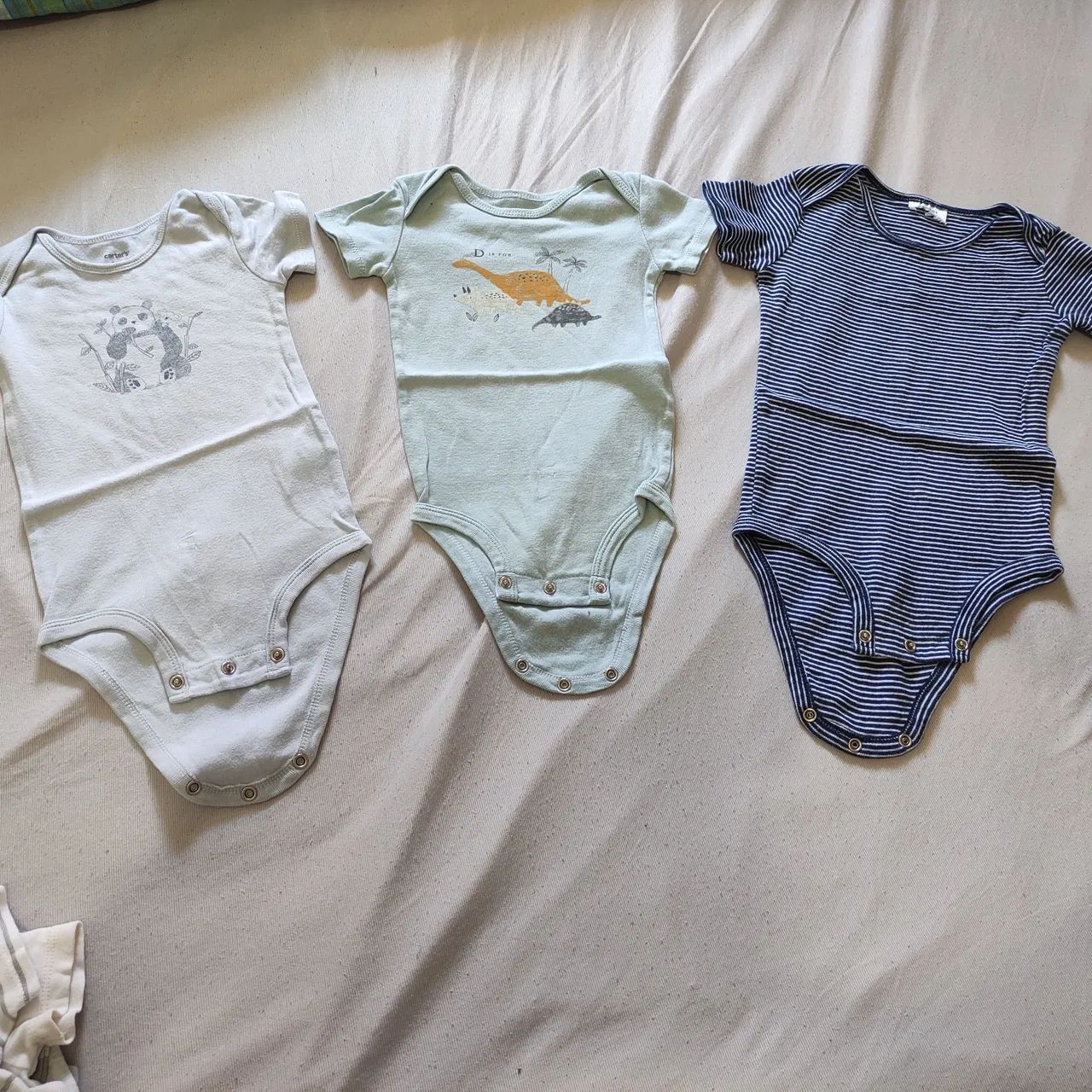 Lote body Carter's menino ( todos por 38,00) - Foto 3