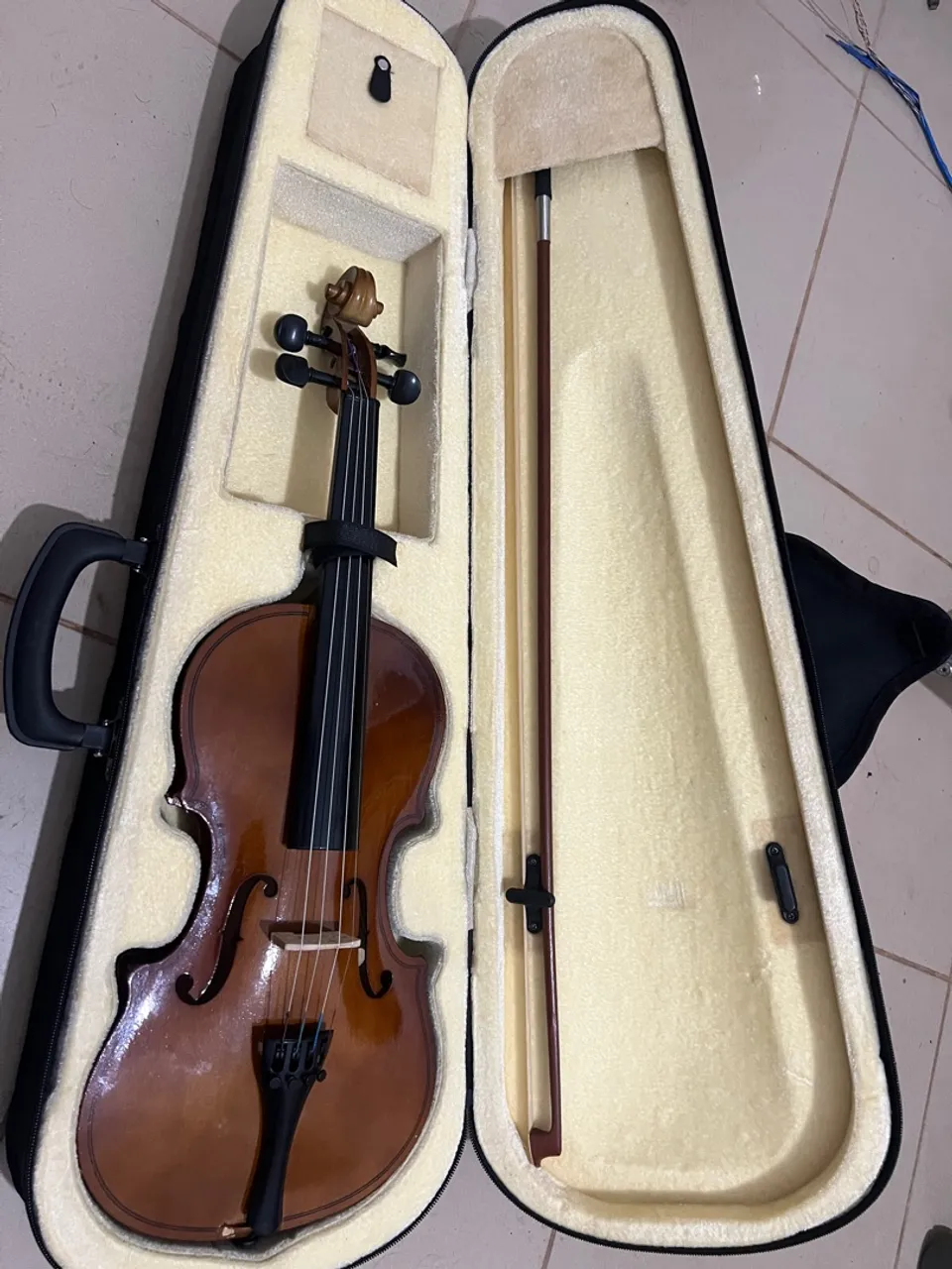 Violino com arco e estojo