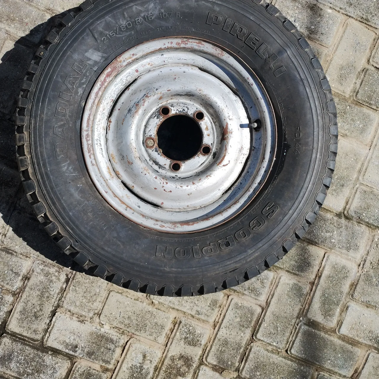 Pneu Pirelli Scorpion 215/80 R16 para F 75