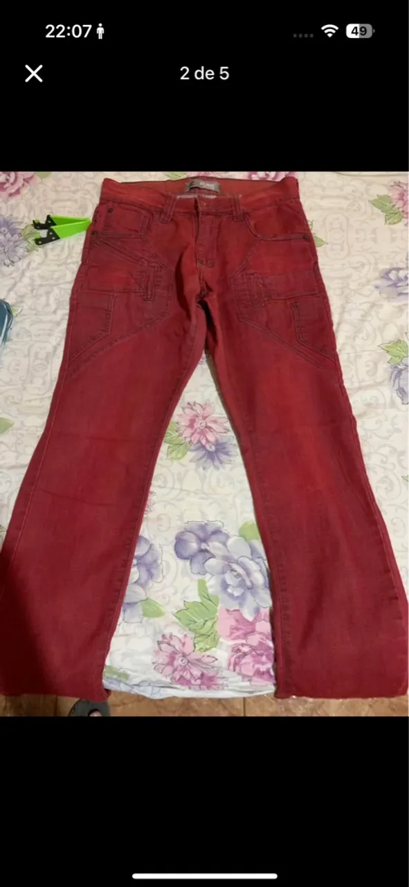 Calça vermelha com design moderno