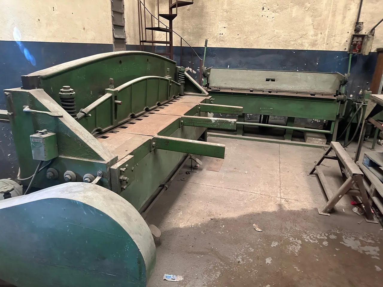 Casal de máquinas para corte e dobra de chapas de aço 