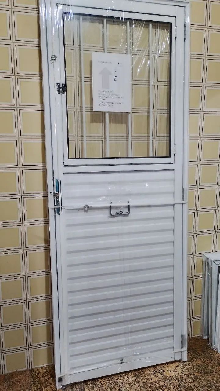 Imperdível - Porta alumínio branco 70cm ou 80cm com janelinha e grade