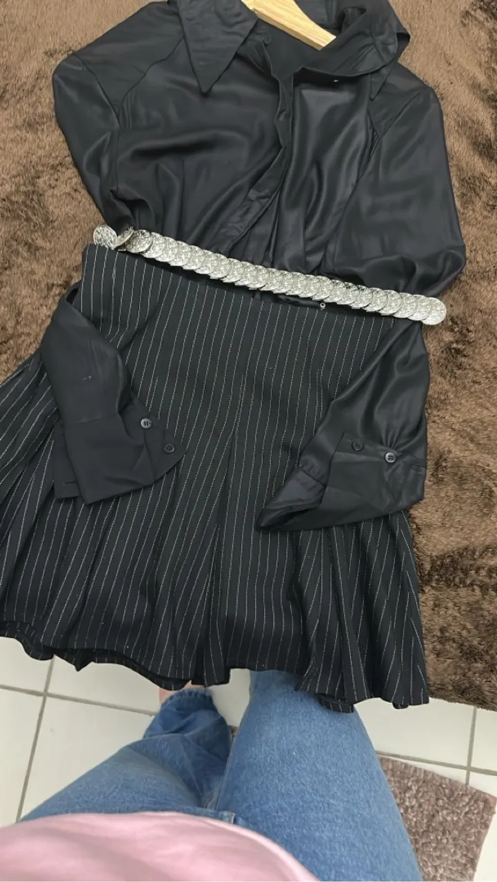 Conjunto camisa e saia pinstripe com cinto