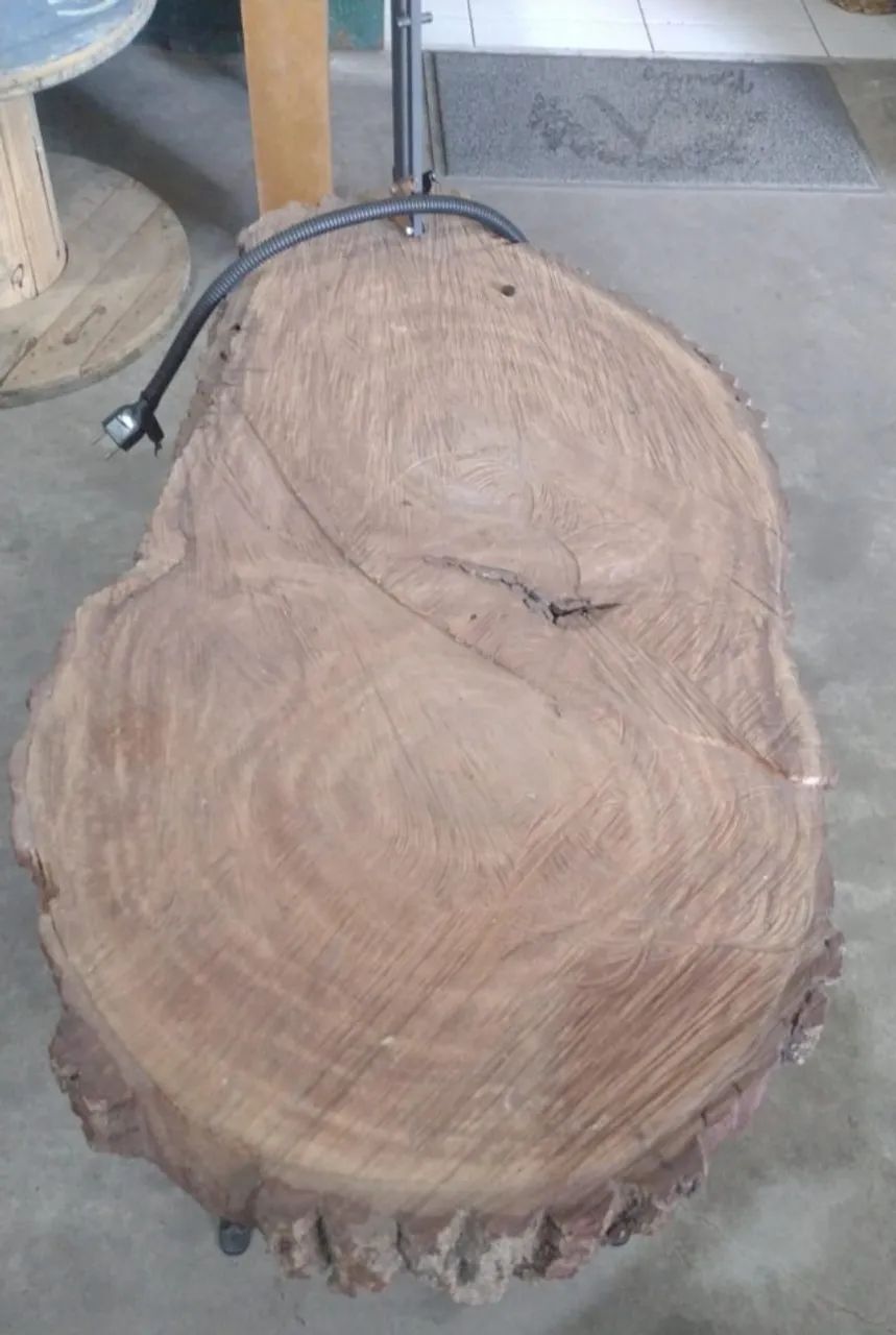 Mesa com tampo de madeira rustica e com o pé de maquina de costura.(**USADA**) - Foto 2