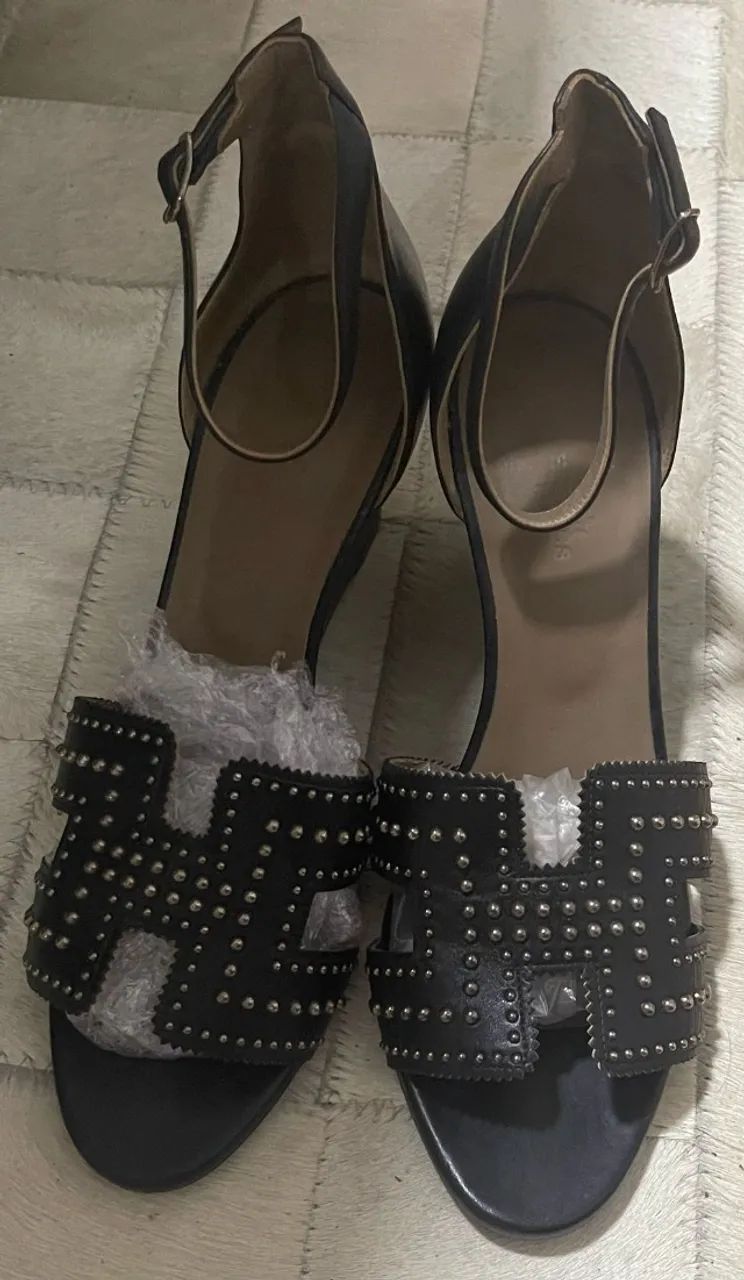 Sandália Preta Hermès ORIGINAL, anabela, com tachas PROMOÇÃO IMPERDÍVEL!!