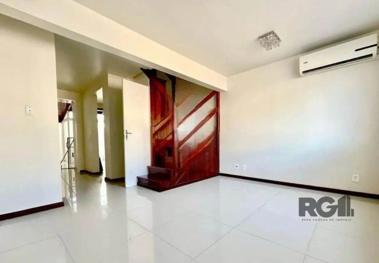 Este belo sobrado em condomínio fechado é uma ótima oportunidade para quem busca conforto 