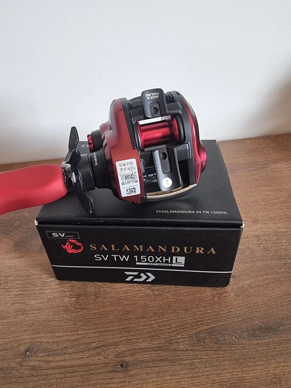 Carretilha Daiwa Salamandura SV TW 150XH L esquerda - Foto 3