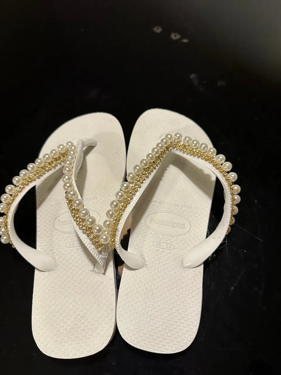 Havaiana brancas com pérolas e pedras