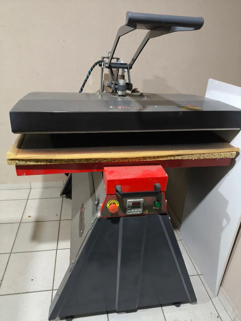 Prensa Térmica Plana 100x70 - Usada - Ótimo Estado - Foto 2