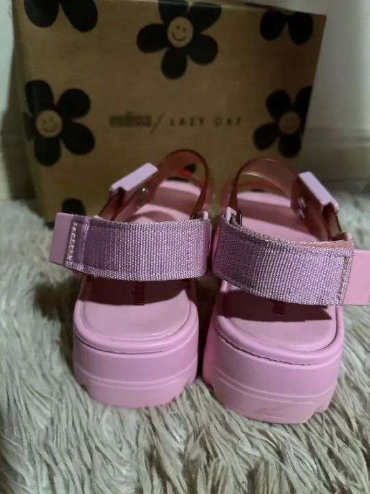 Sandálias femininas rosa com coração - Foto 4