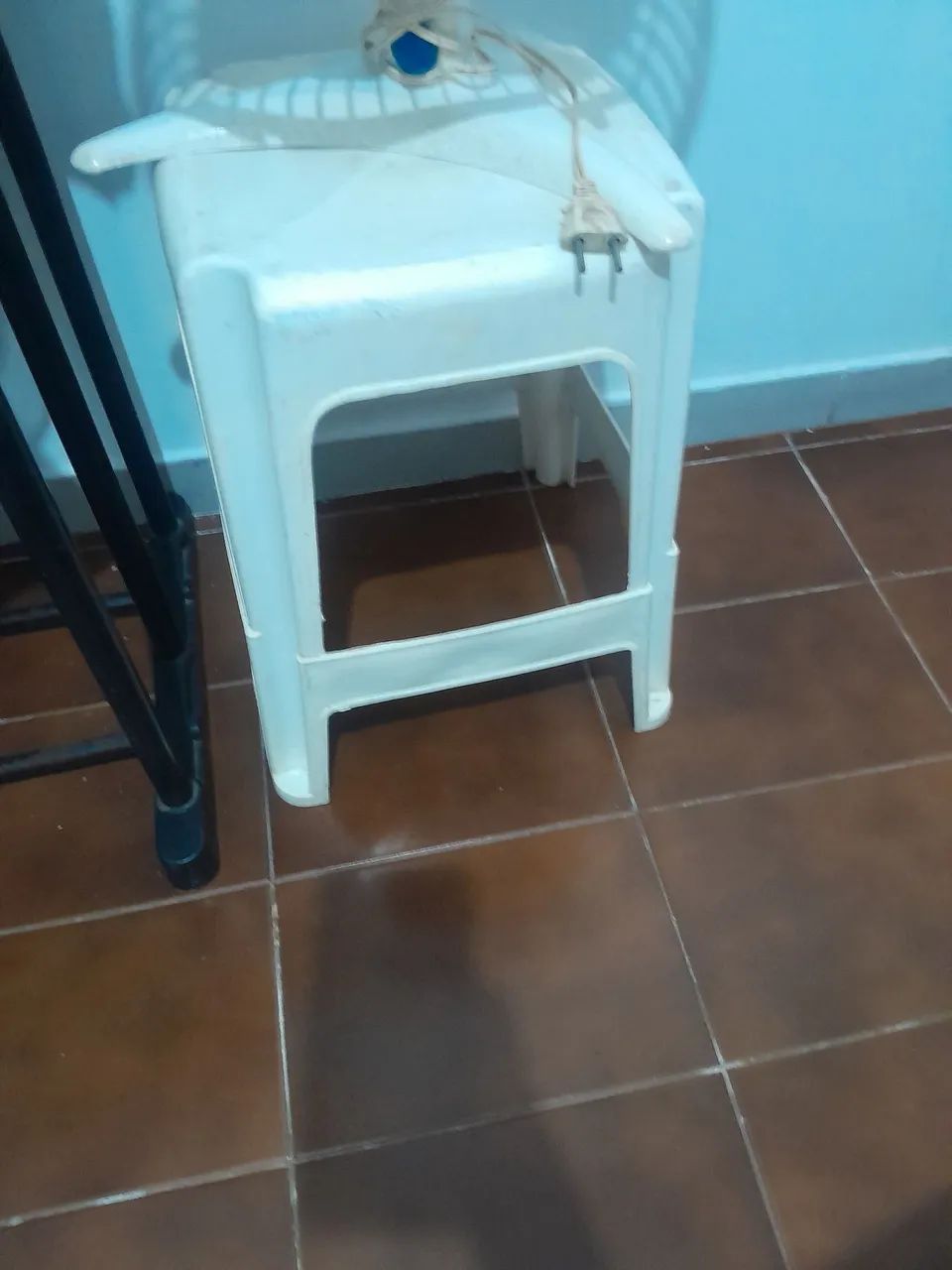 Banquinho de plástico branco