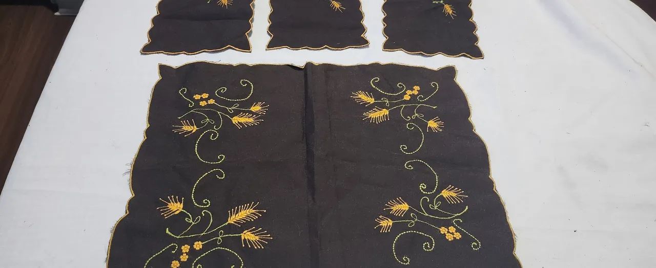 Conjunto toalhinha bordada e porta copos bordados a mão 