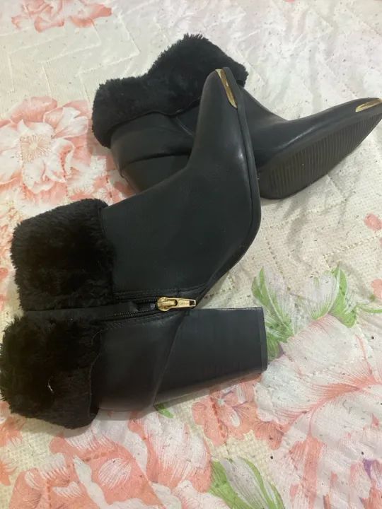 Botas em cano médio, detalhes em pele com ponteira dourada  - Foto 2