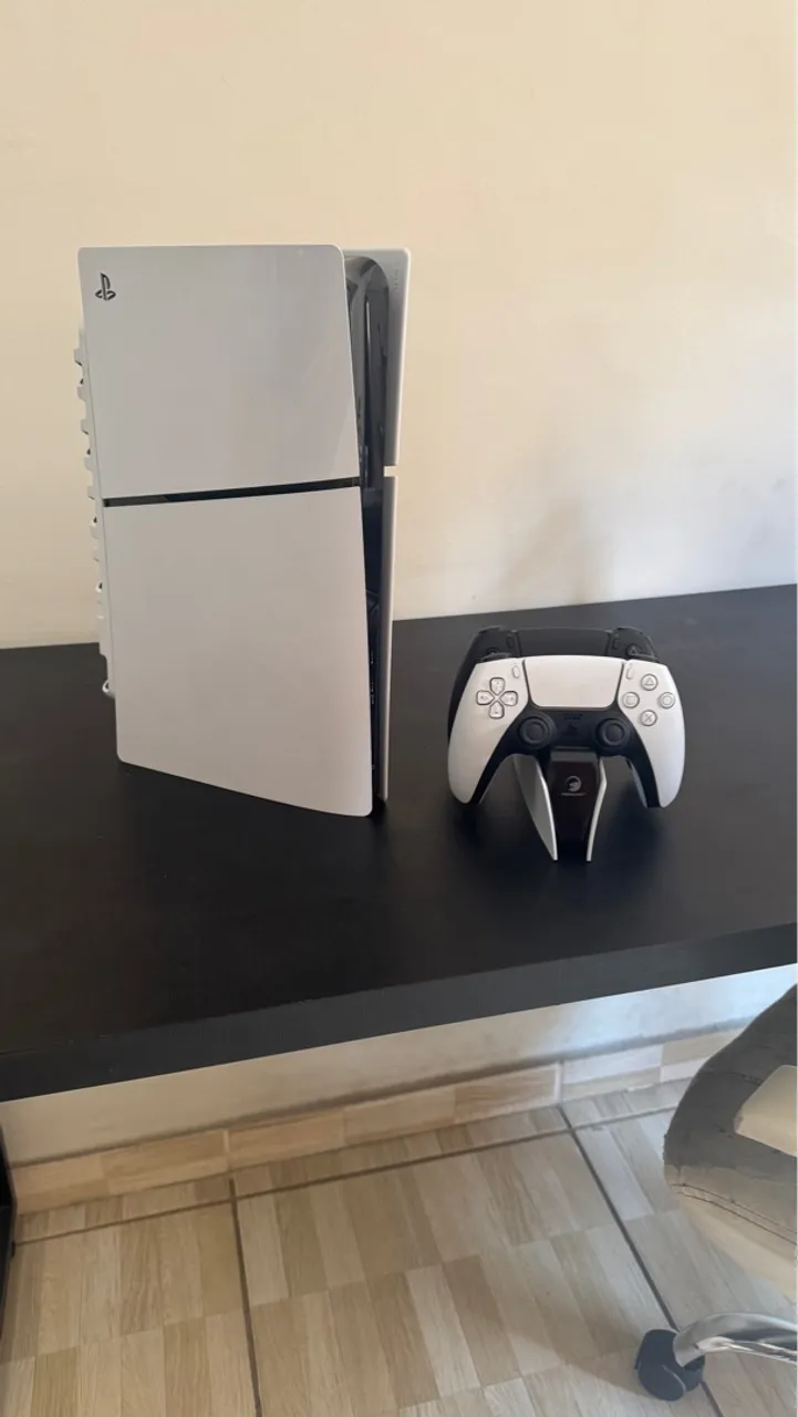 PlayStation 5 Slim 1 TB - 2 manetes