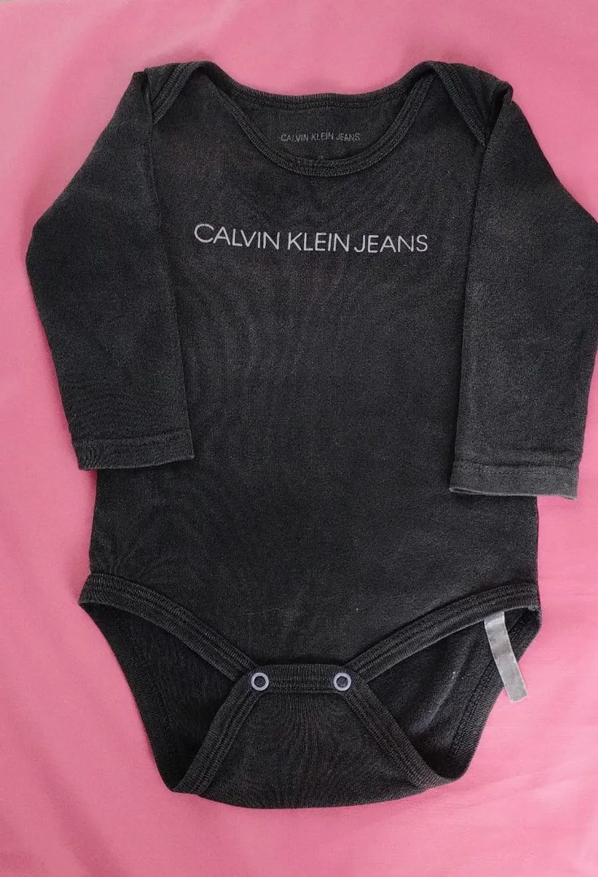 Body Bebê Calvin Klein Jeans - Manga Longa Tam 9 meses
