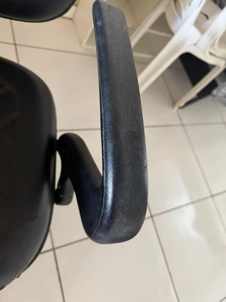 Cadeira de Escritório em Couro Preto com Defeitos  - Foto 2