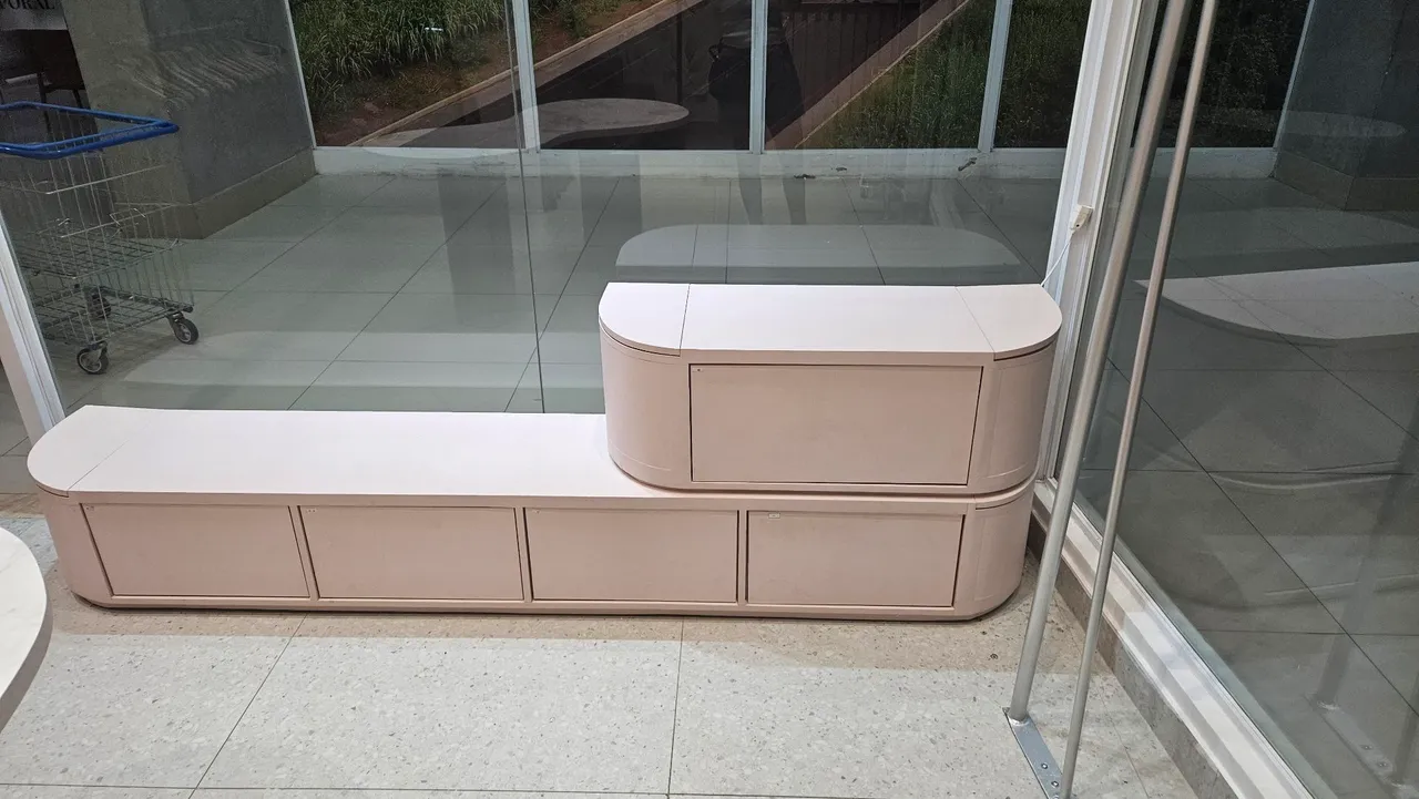 Armário moderno e versátil com design elegante