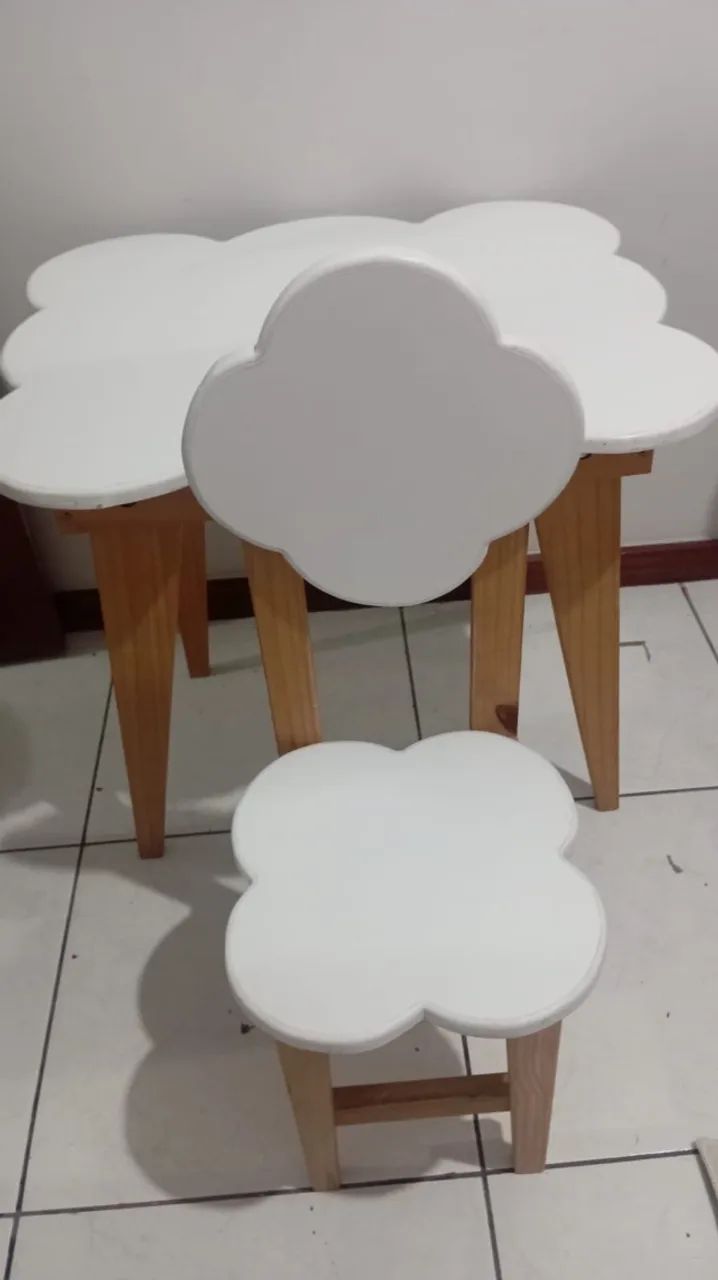 Mesa intantil formato de nuvem com cadeira e banco - Foto 2