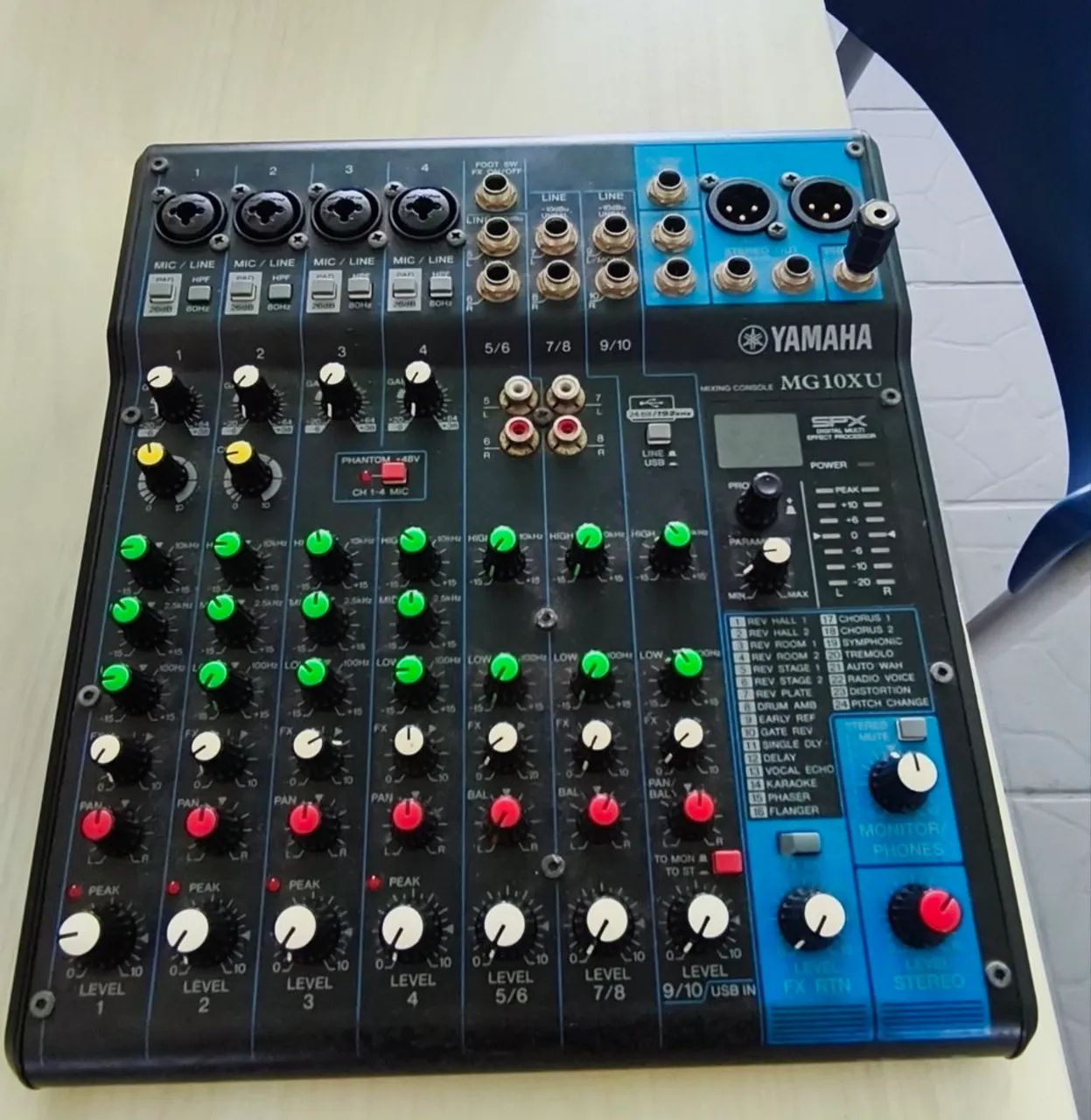 Mesa e interface Yamaha MG10XU