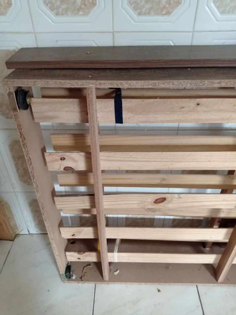 Vendo cama solteiro com cama auxiliar  - Foto 2