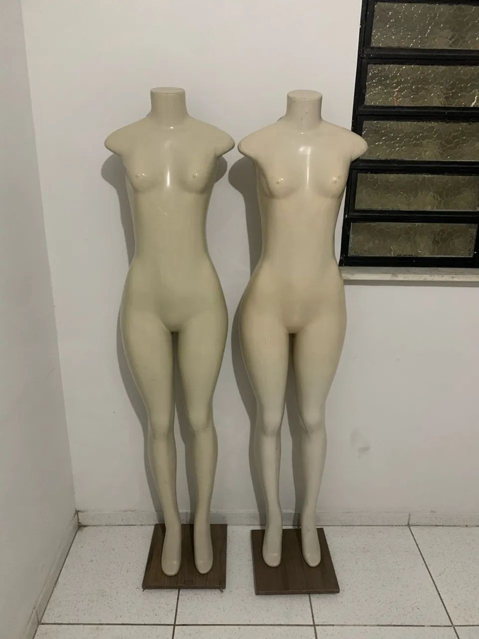 2 manequins conservados pra negociar 