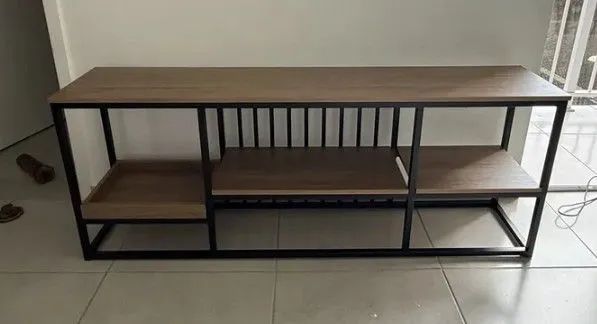 ESTANTE ROCK ESTILO INDUSTRIAL PARA TV ATE 60 POLEGADAS EM AÇO E MADEIRA 
