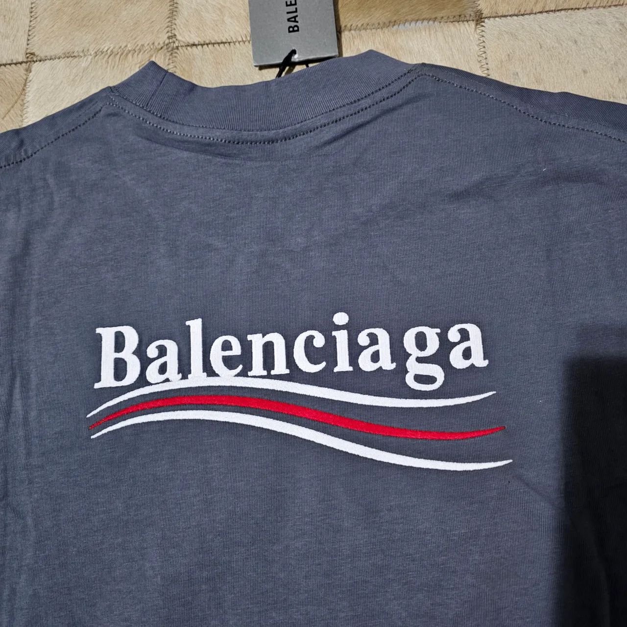 Camiseta balenciaga cinza - Foto 4