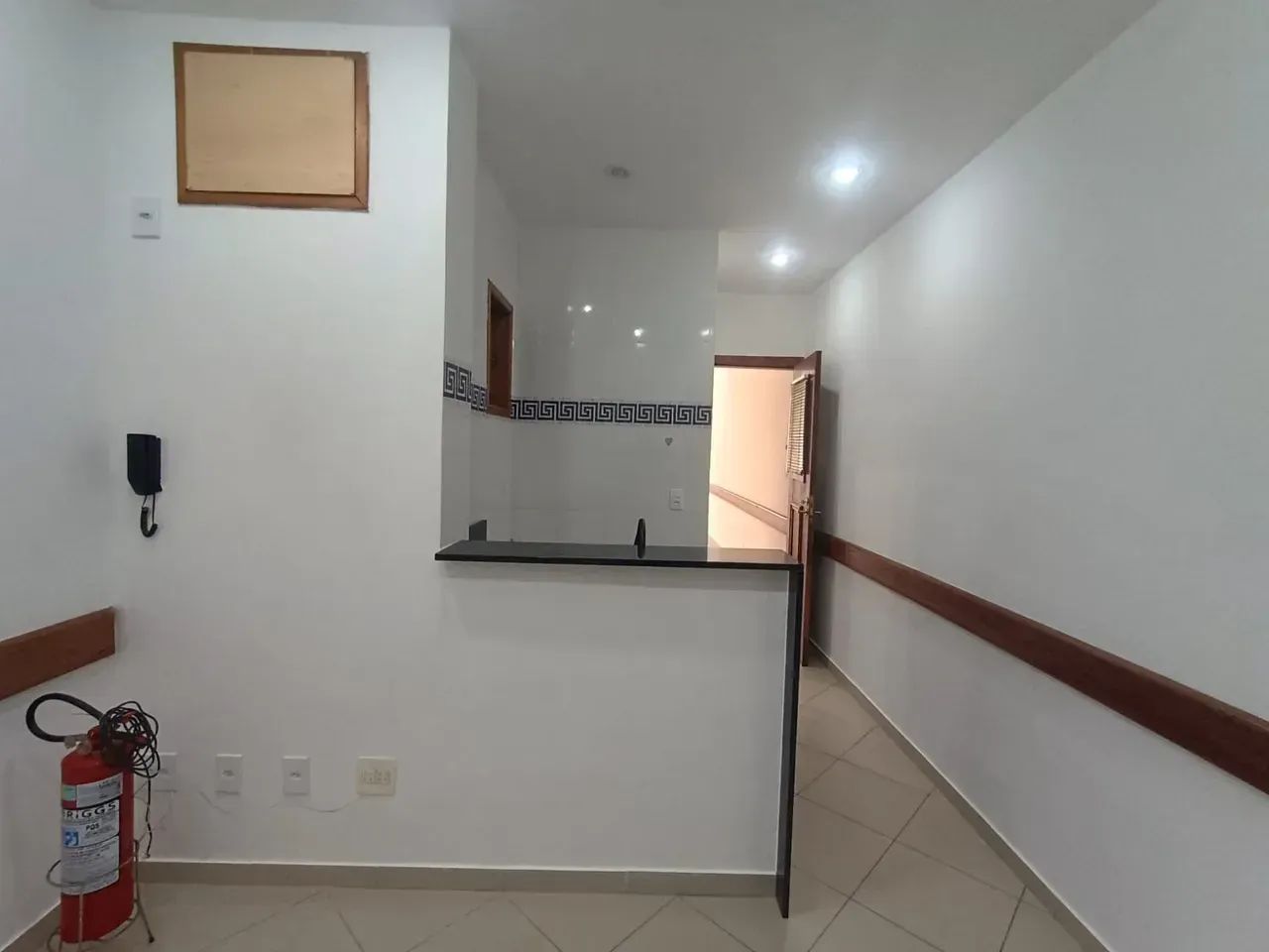 Sala pequena com cozinha/copa, banheiro e sala/quarto. - Foto 2