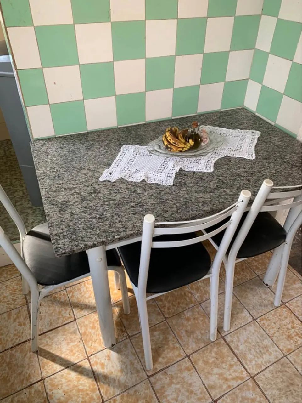 Mesa com quatro cadeiras