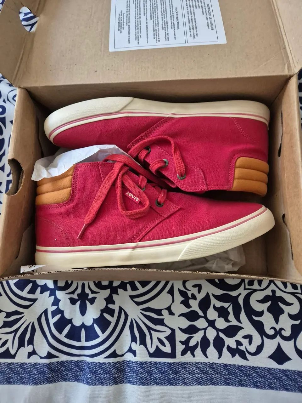 Tenis Levis vermelho 