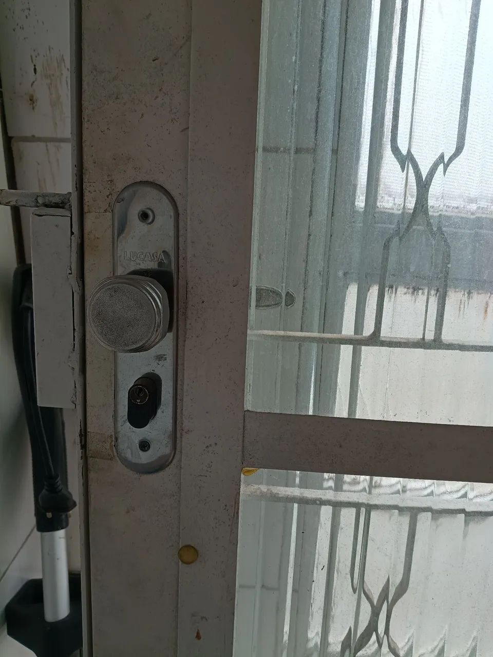 Porta de aço com vidro abre em cima