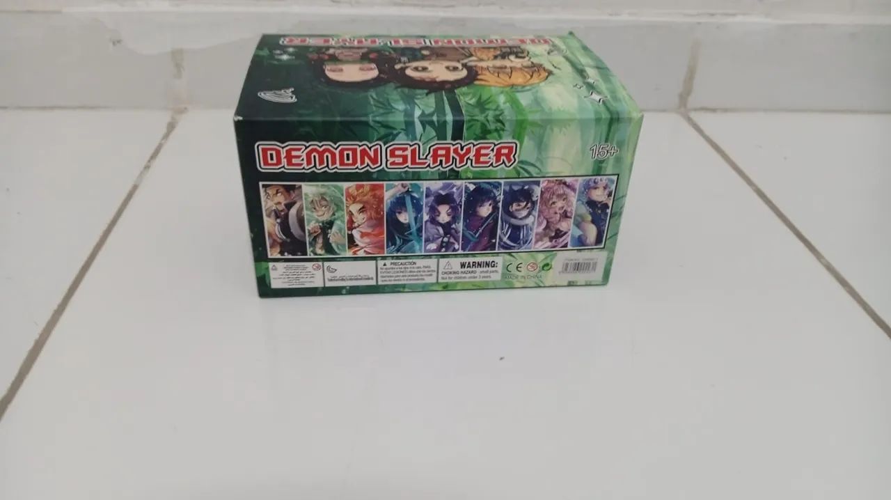 Caixa surpresa de personagens de Demon Slayer.