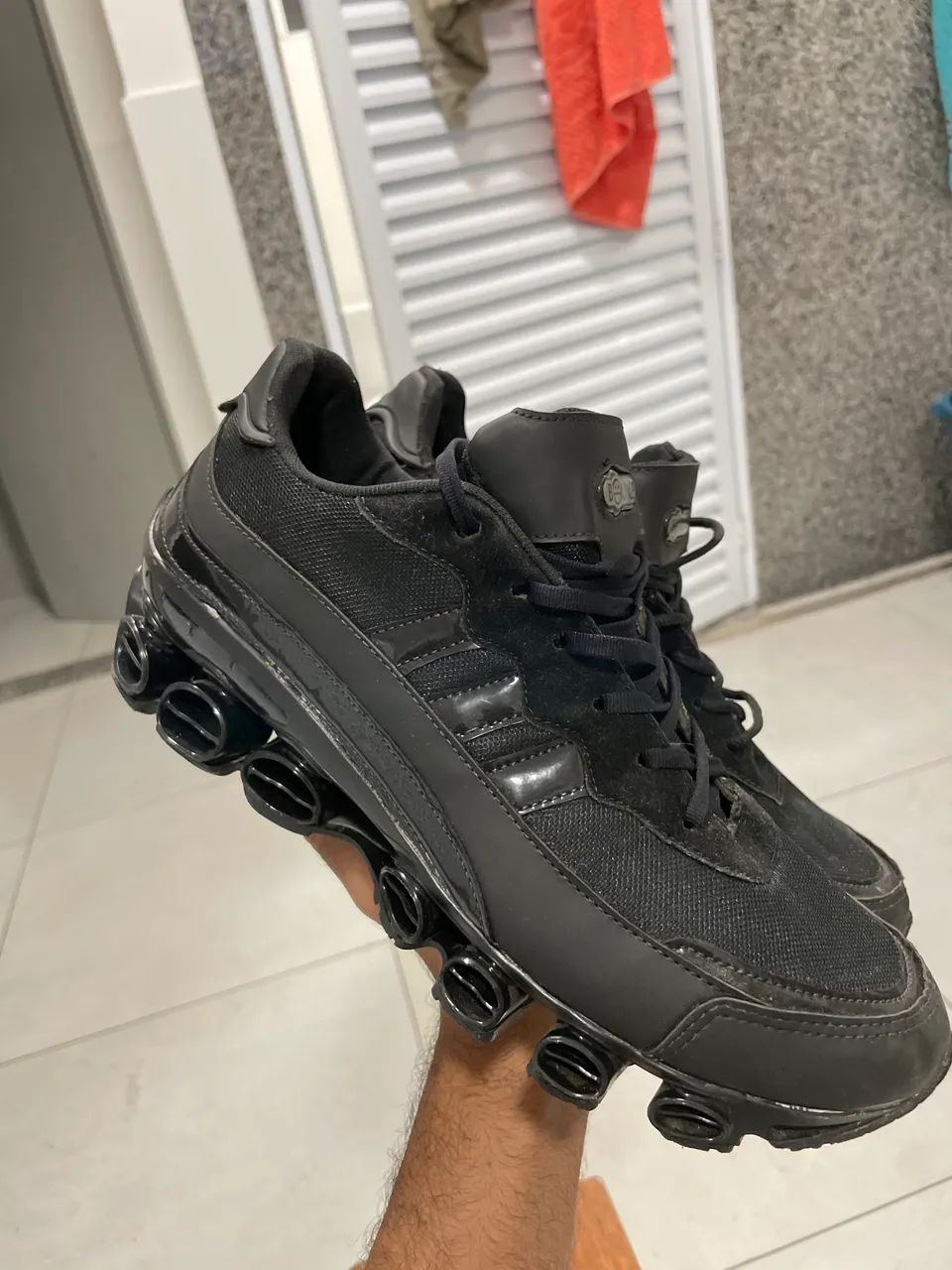 Tenis adidas microbounce 42