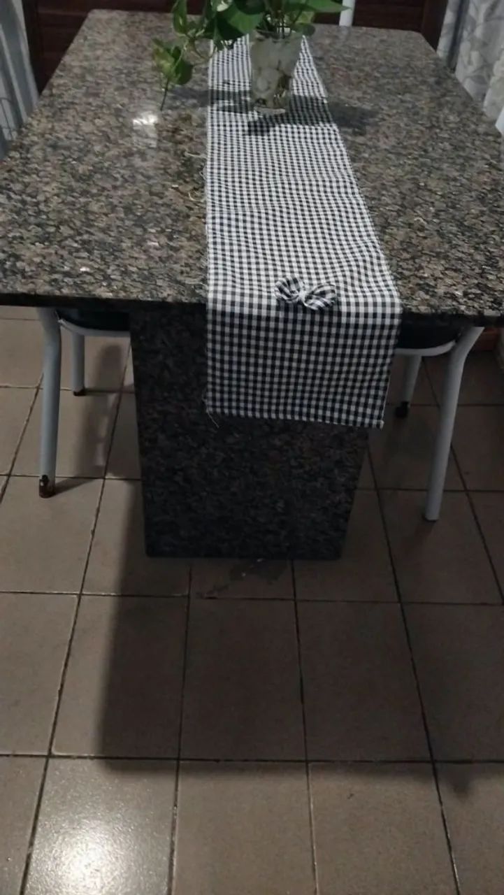 Vendo mesa de mármore com 4 cadeiras!