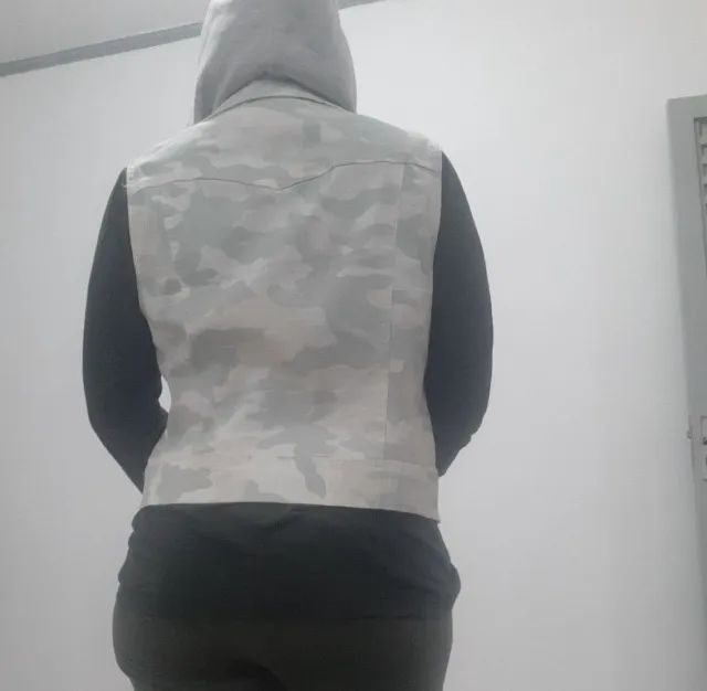 colete algodão feminino camuflado com capuz - Foto 4