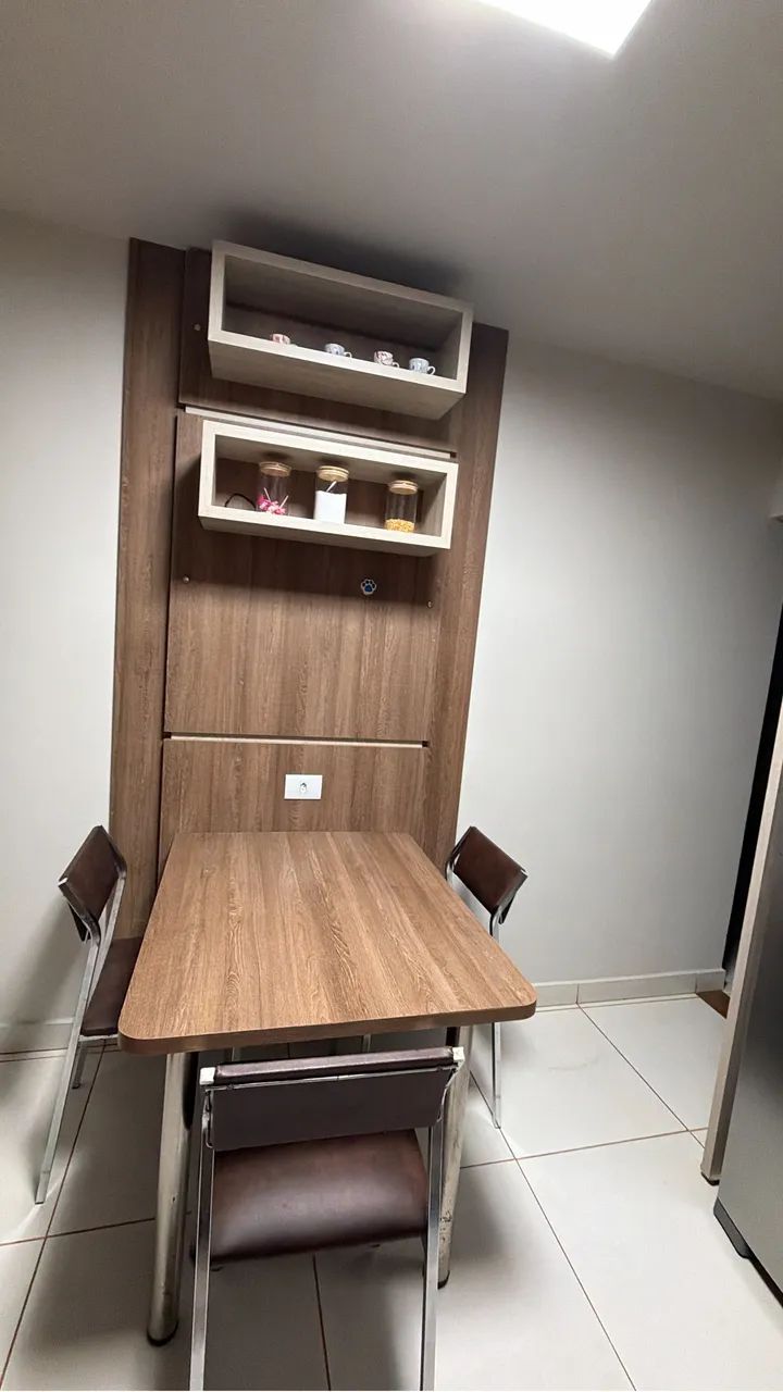Painel com mesa e cadeiras - Foto 2