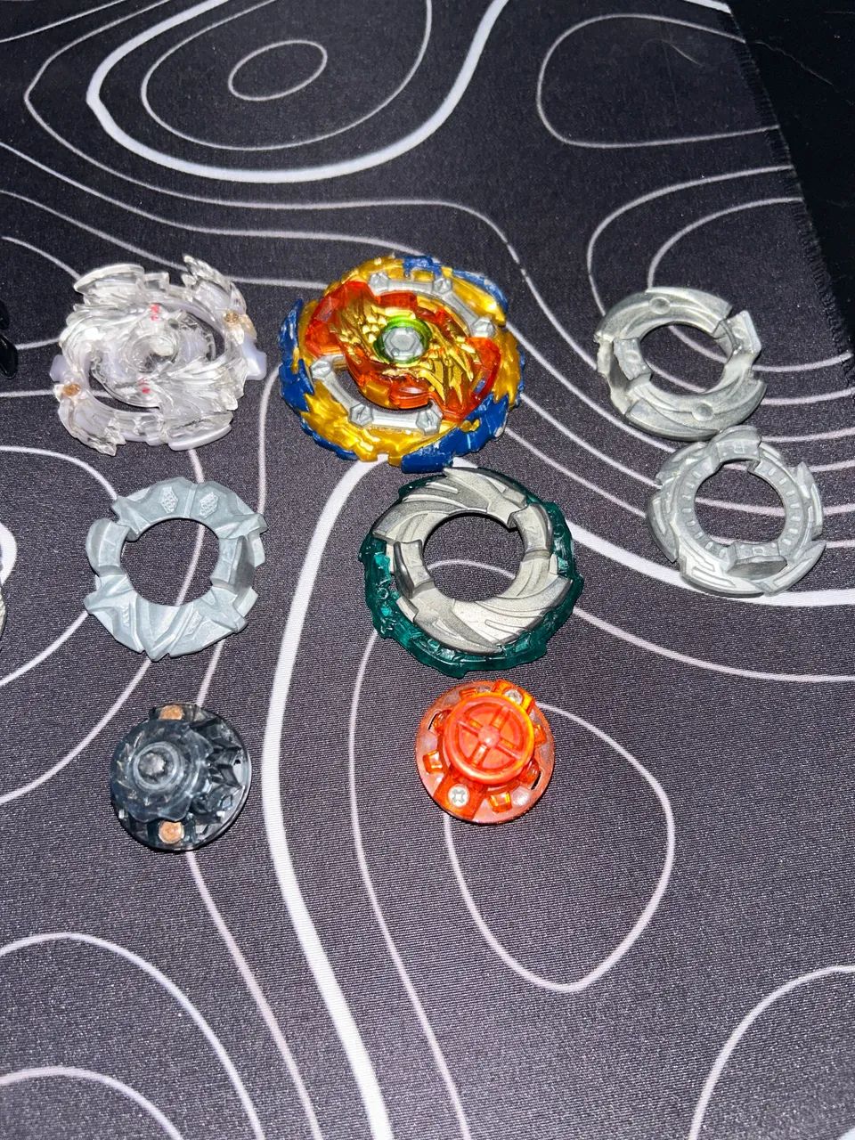 Peões e beyblades burst  - Foto 3